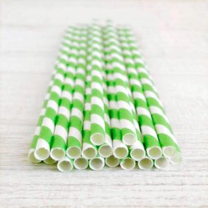 Pajitas de papel verdes